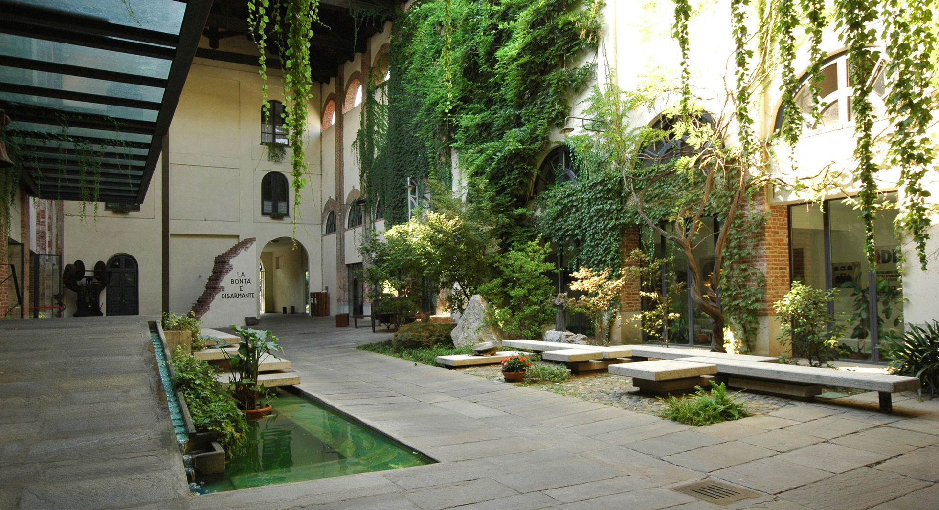 Entrance to SER.MI.G Chapel, Comoglio Architetti Comoglio Architetti Garten im Landhausstil