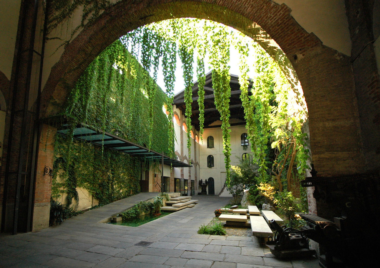 Entrance to SER.MI.G Chapel, Comoglio Architetti Comoglio Architetti Сад в стиле кантри