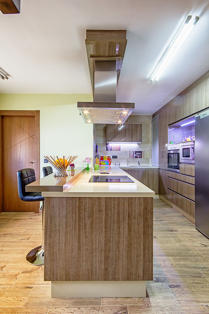 DISEÑO DE COCINA LAMINADO CENIZA ALTO BRILLO CON ENCIMERA SILESTONE EN MALAGA COCINAS CASTILLO Cocinas de estilo moderno