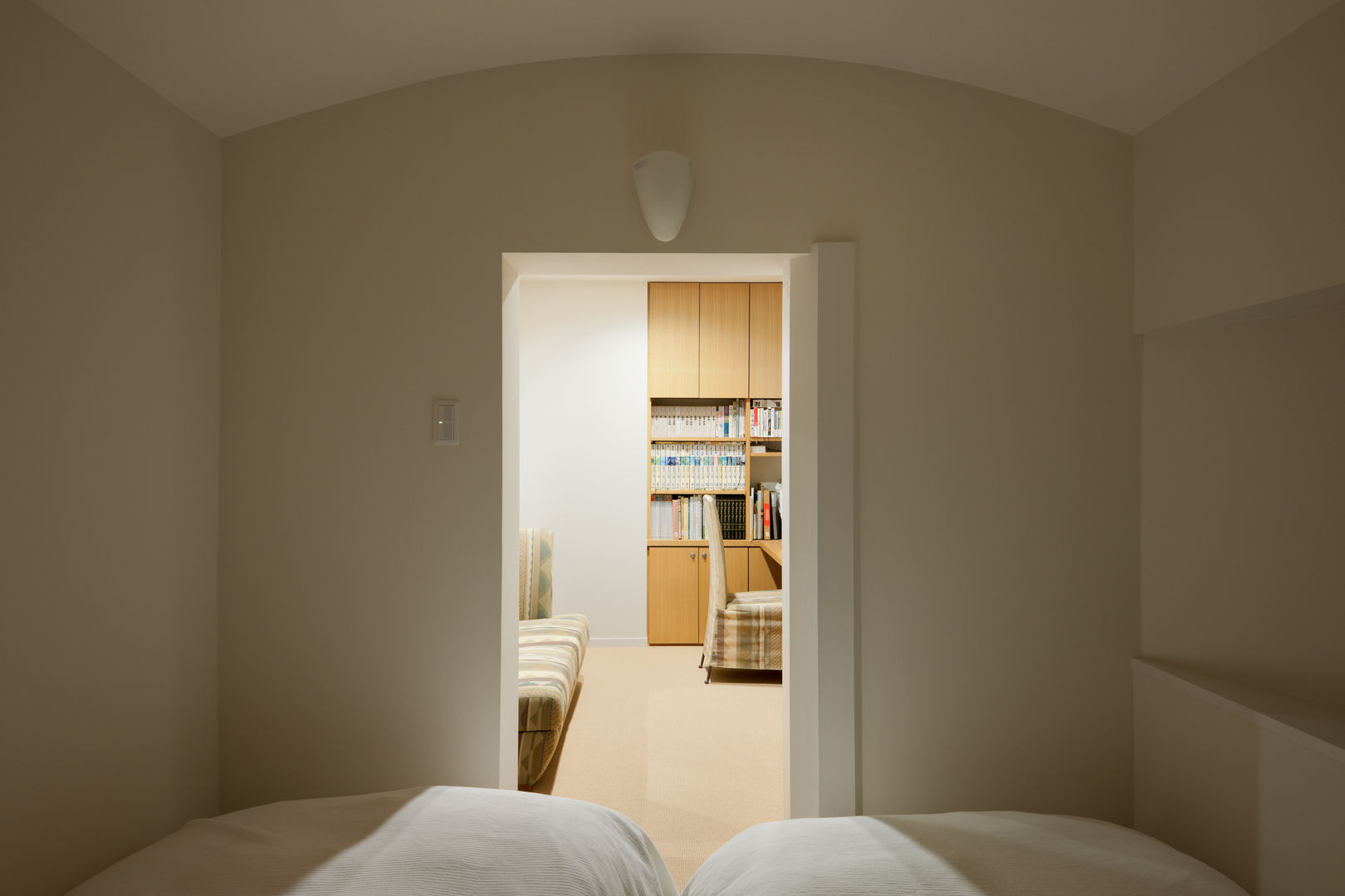 ２階ゲストルーム Kikumi Kusumoto/Ks ARCHITECTS モダンスタイルの寝室