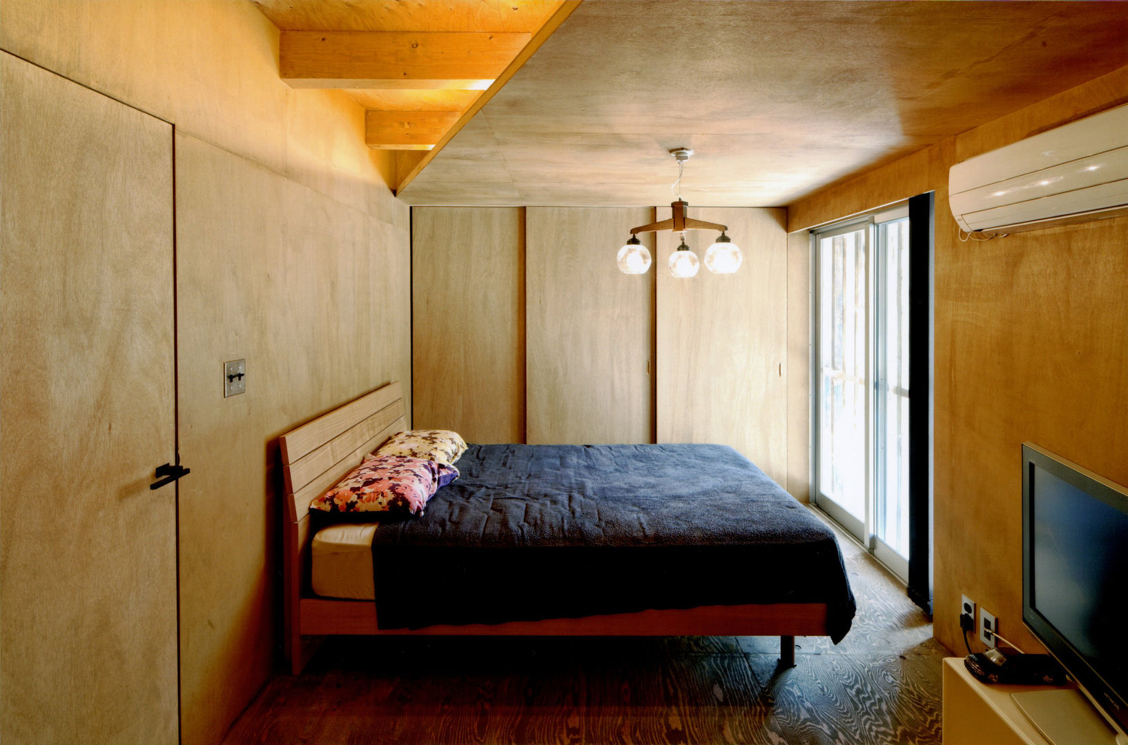 ROOF/M, eu建築設計 eu建築設計 Schlafzimmer im Landhausstil