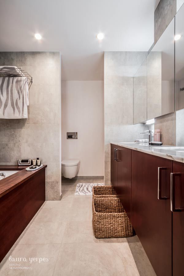 homify Modern bathroom