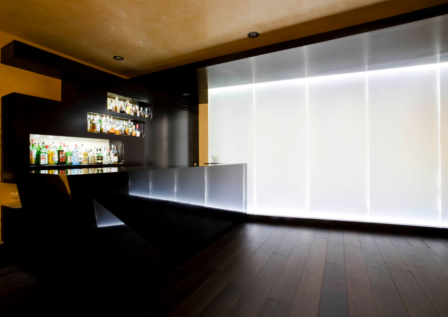 Nuovo bar hotel Plaza, EXiT architetti associati EXiT architetti associati Paredes y pisos minimalistas