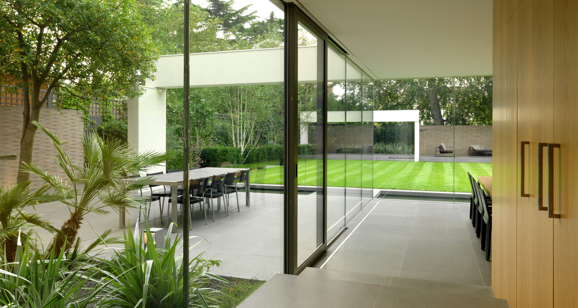 A Stunning and Spacious House Project in Wimbledon, Gregory Phillips Architects Gregory Phillips Architects Modern garden
