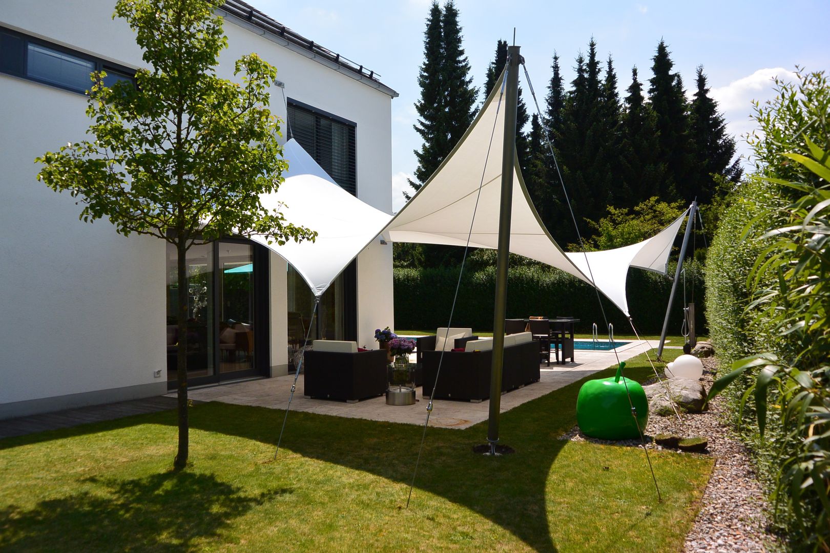 individuell geplantes Ganzjahres Sonnensegelkonzept aus aeroflon PTFE für eine Terrasse mit Pool und Lounge homify Moderner Spa