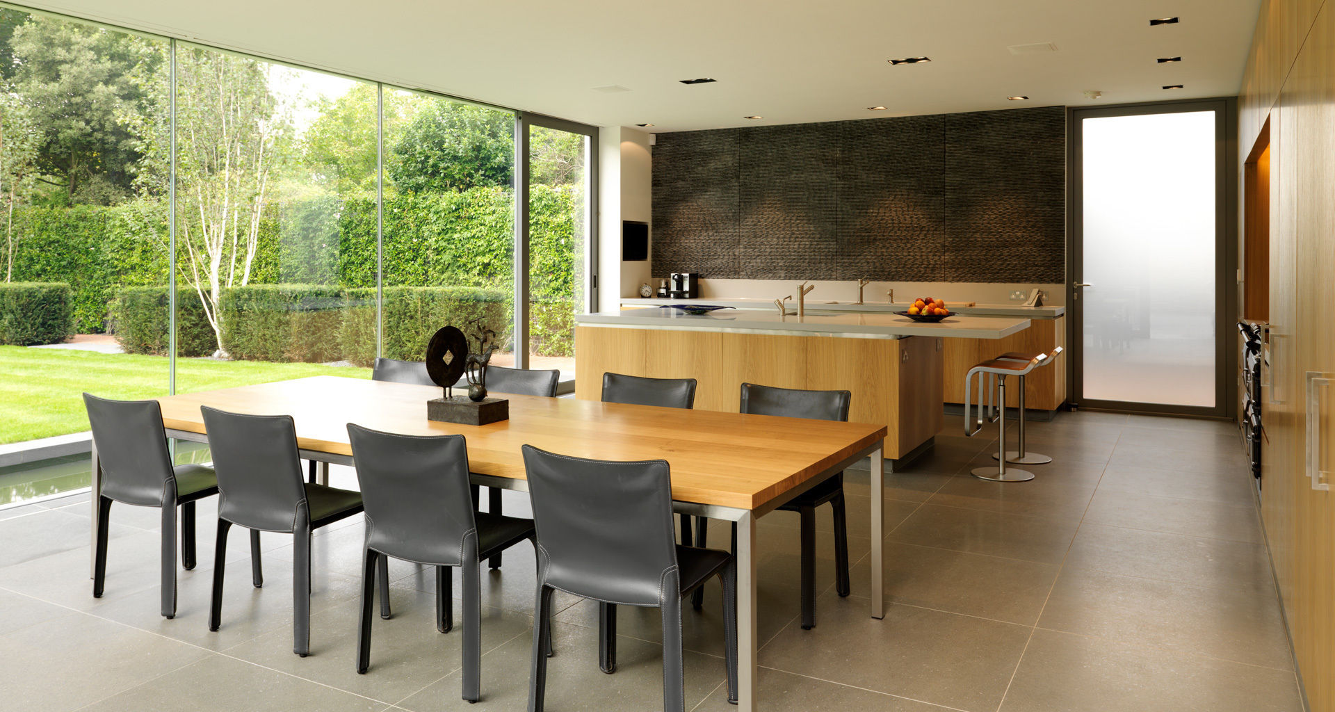 A Stunning and Spacious House Project in Wimbledon, Gregory Phillips Architects Gregory Phillips Architects Modern dining room