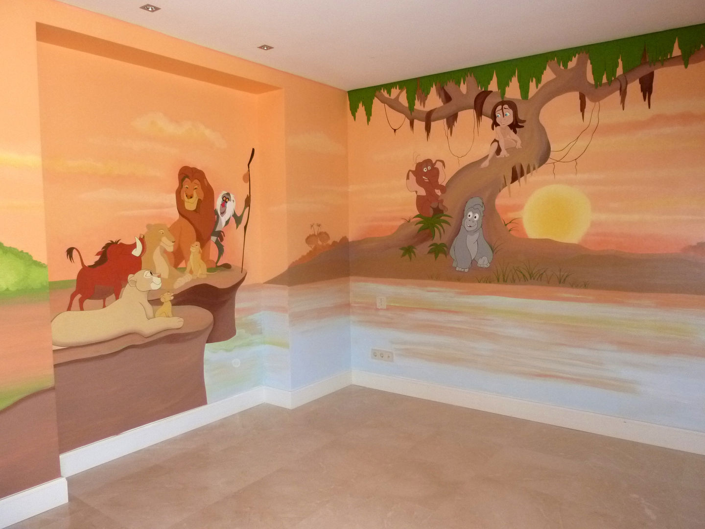 Mural pintado en habitación infantil, con los personajes de Tarzán y El Rey León MURALES MARAVILLOSOS Habitaciones de niños