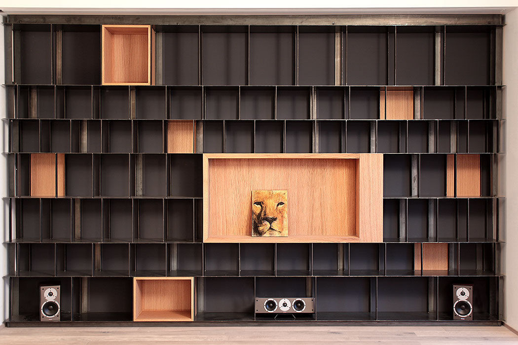 iron and wood bookcase, LCArchitetti LCArchitetti 트로피컬 거실 선반