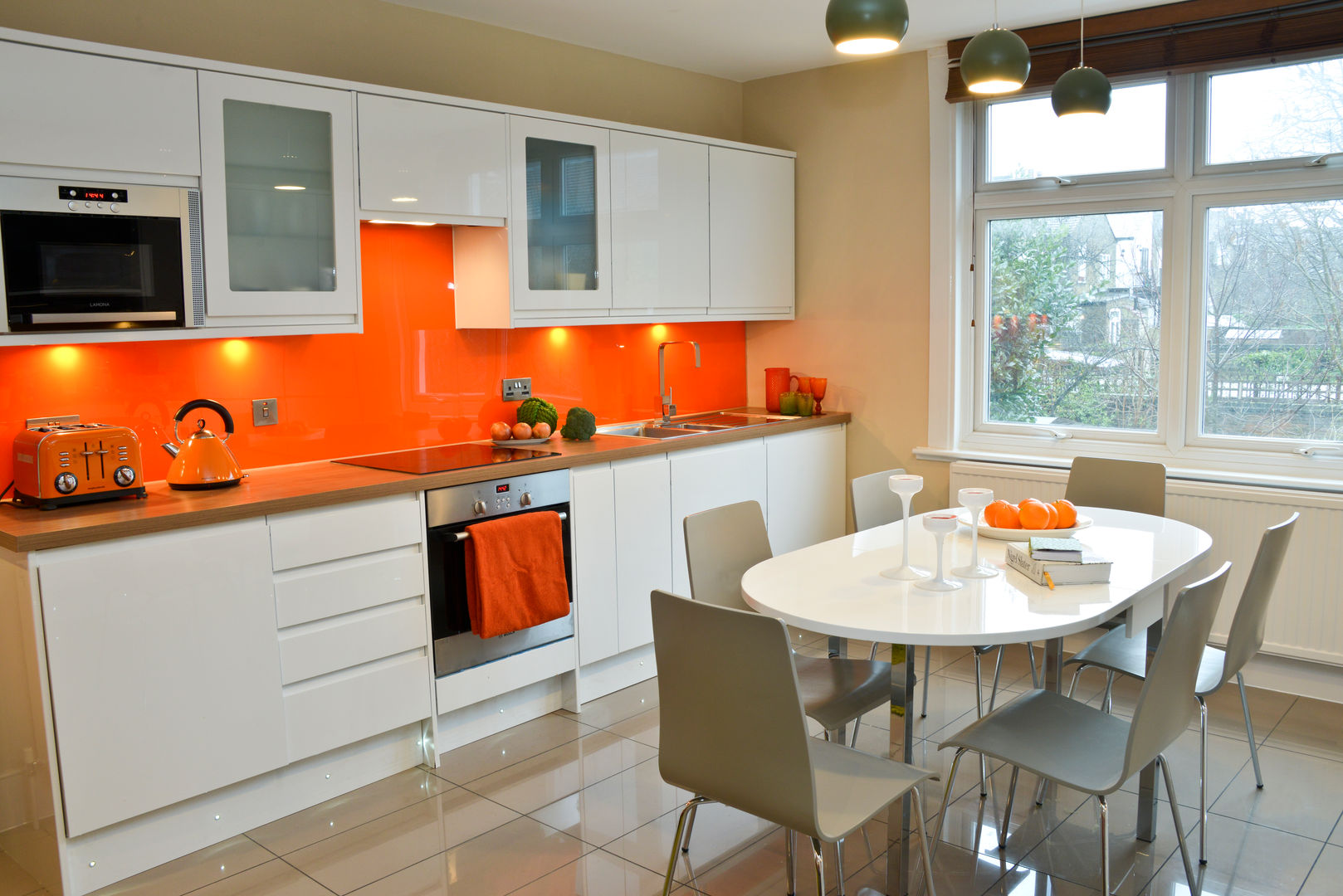 A Bright and Breezy Kitchen, Cathy Phillips & Co Cathy Phillips & Co Cucina moderna
