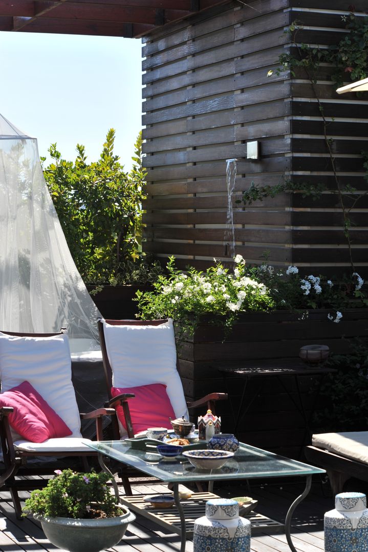 Una terrazza tutta da vivere, Studio Architettura del Paesaggio Giardini Giordani di Luigina Giordani Studio Architettura del Paesaggio Giardini Giordani di Luigina Giordani 平屋頂