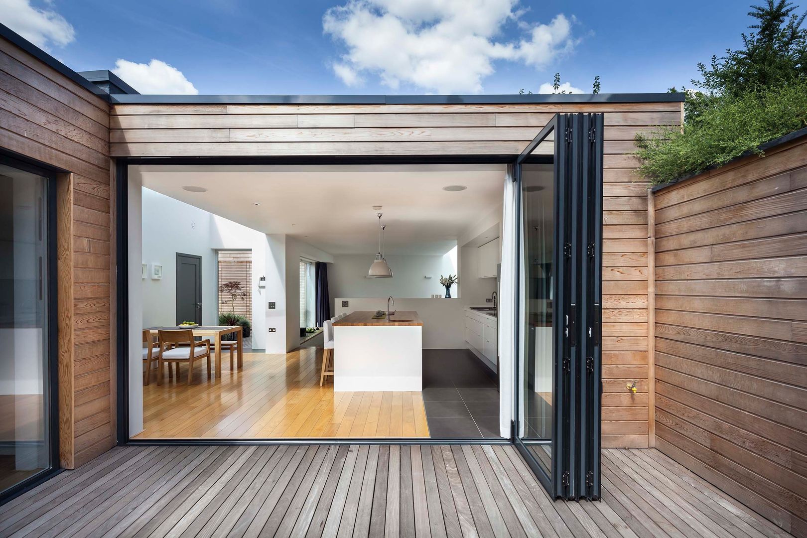 A single-storey Courtyard House: East Dulwich , Designcubed Designcubed Varandas, alpendres e terraços modernos