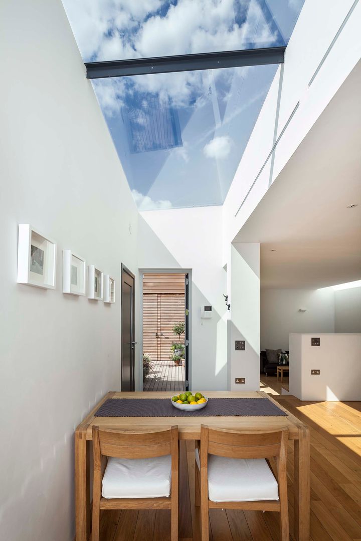 A single-storey Courtyard House: East Dulwich , Designcubed Designcubed Salle à manger moderne