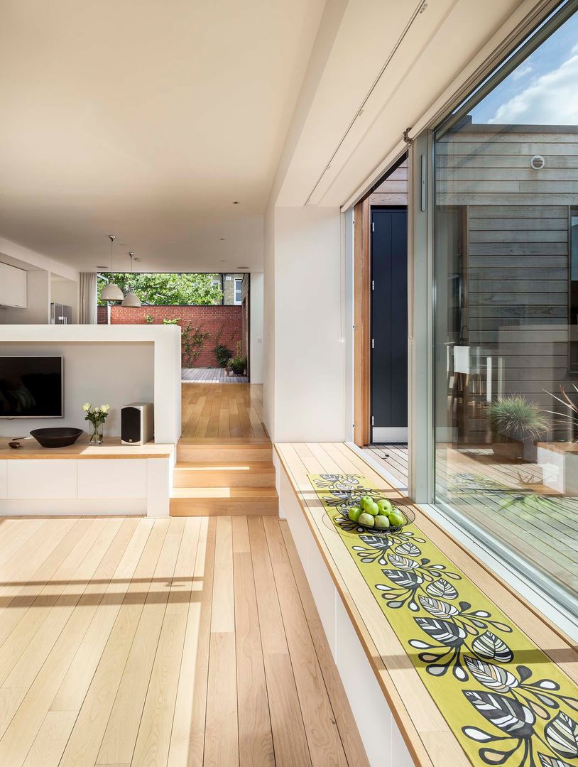 A single-storey Courtyard House: East Dulwich , Designcubed Designcubed Modern living room