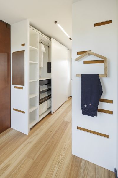 homify Modern dressing room