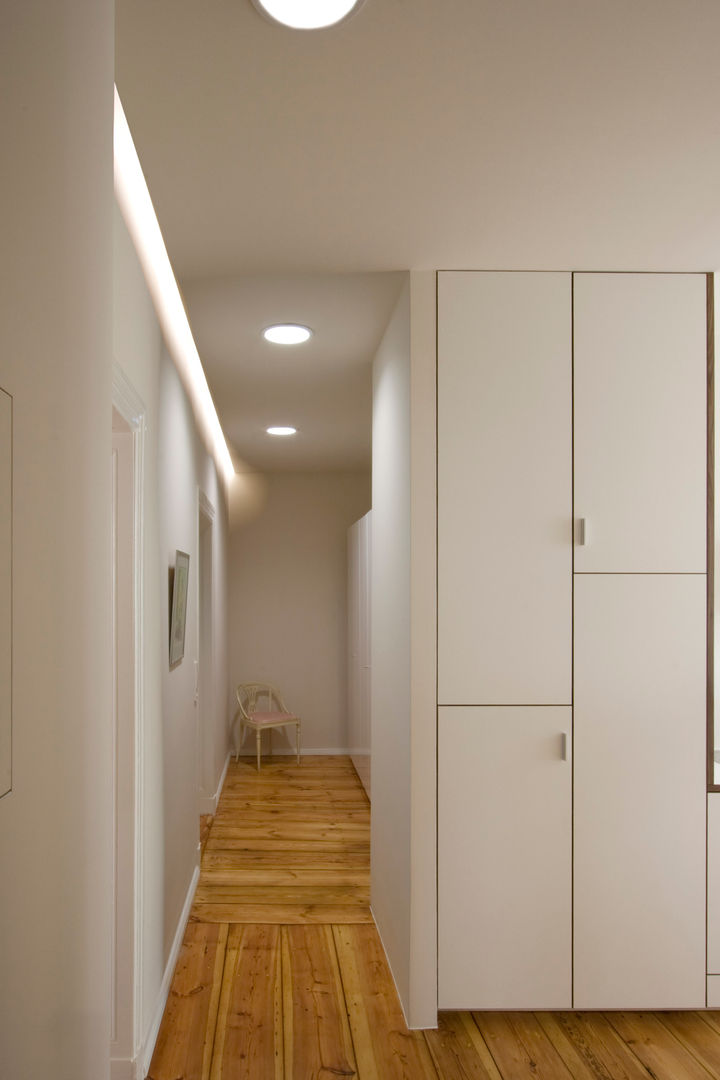 Appartement Prenzlauer Berg, Nickel Architekten Nickel Architekten Modern corridor, hallway & stairs