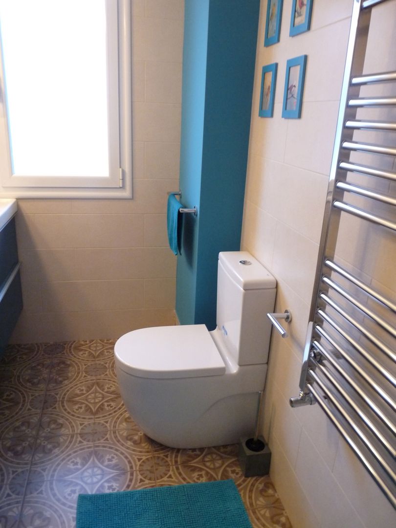 Antes y después de reforma de baño: azul turquesa y baldosas impresas de mosaico hidráulico, Dec&You Dec&You 에클레틱 욕실