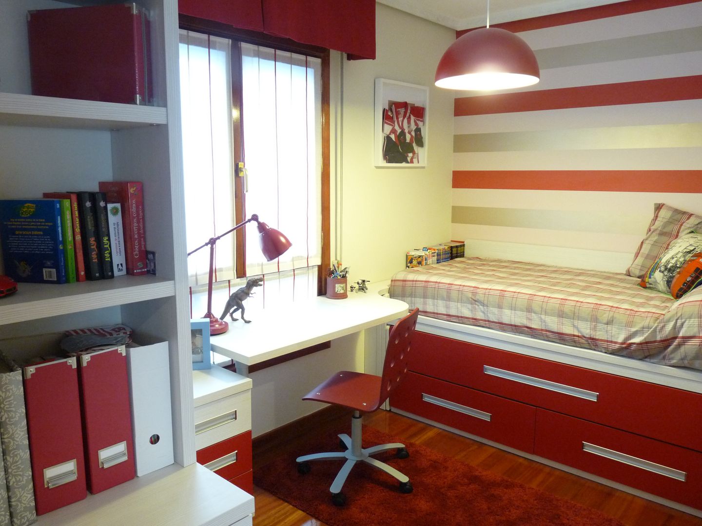 Una habitación juvenil para un joven gran seguidor del Athletic de Bilbao, Dec&You Dec&You Phòng trẻ em phong cách hiện đại