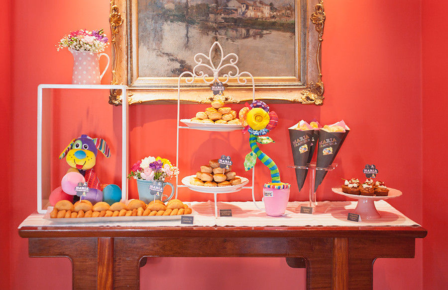 Muitos brinquedos para o 1º aniversário da Maria Francisca, Lima Limão- Festas com charme Lima Limão- Festas com charme Modern dining room Tables