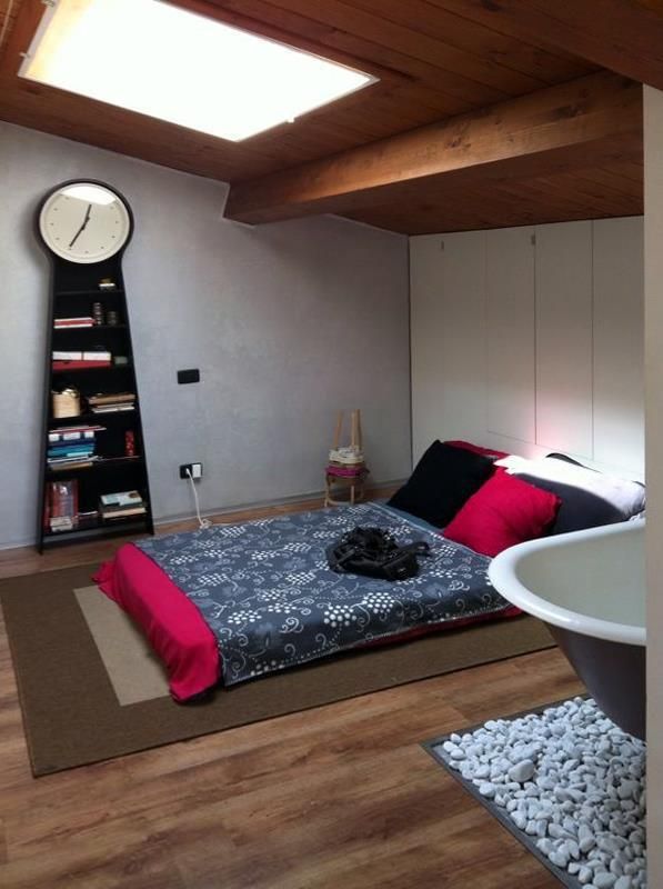 Il letto Spazio 14 10 Camera da letto moderna letto a terra, armadio a muro, orologio libreria