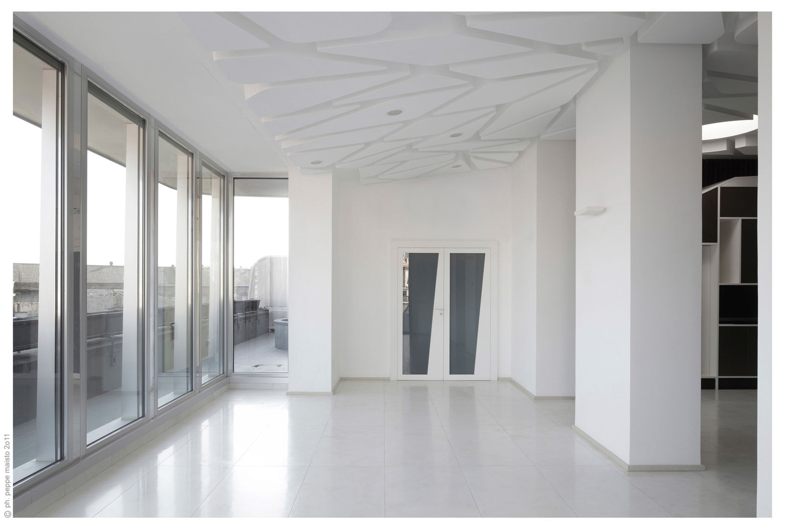 Penthouse bioclimatica a forma di cappello. , Garbadellarchitetti Garbadellarchitetti ห้องนั่งเล่น