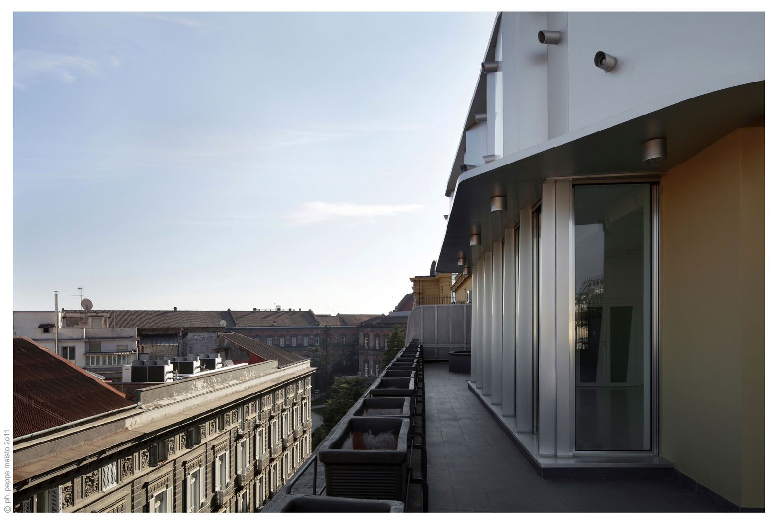 Penthouse bioclimatica a forma di cappello. , Garbadellarchitetti Garbadellarchitetti オリジナルデザインの テラス