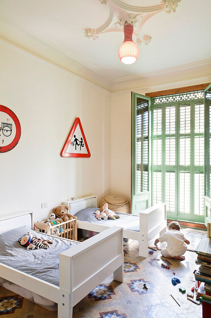 Reforma de una vivienda en la c/ Consell de Cent, Anna & Eugeni Bach Anna & Eugeni Bach Nursery & kids bedroom design ideas