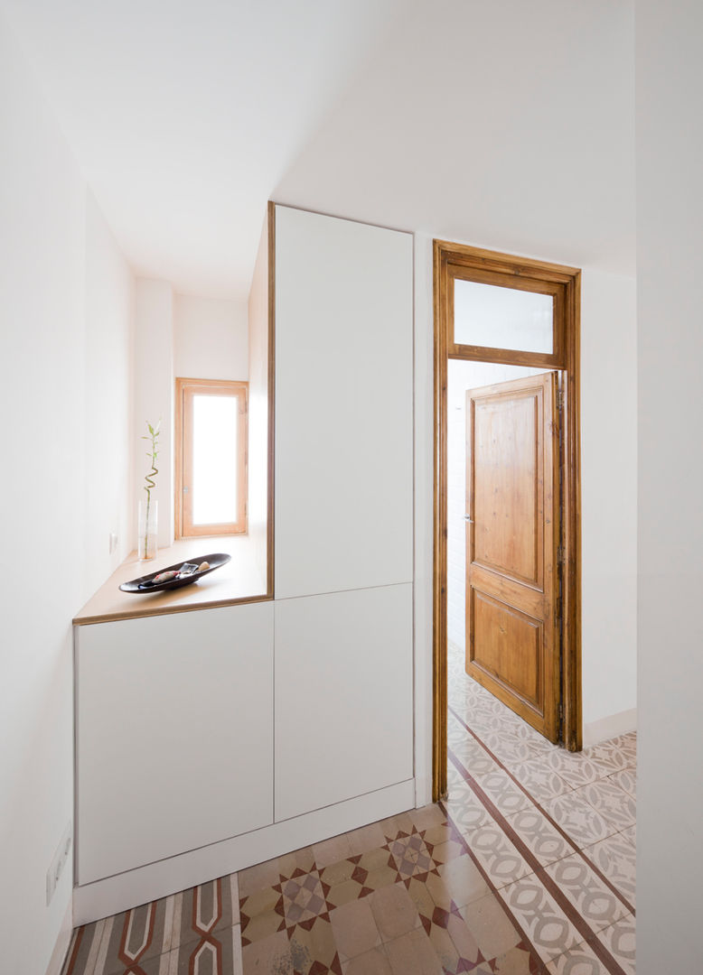 Reforma de una vivienda en la c/ Urgell, Anna & Eugeni Bach Anna & Eugeni Bach Corridor, hallway & stairs