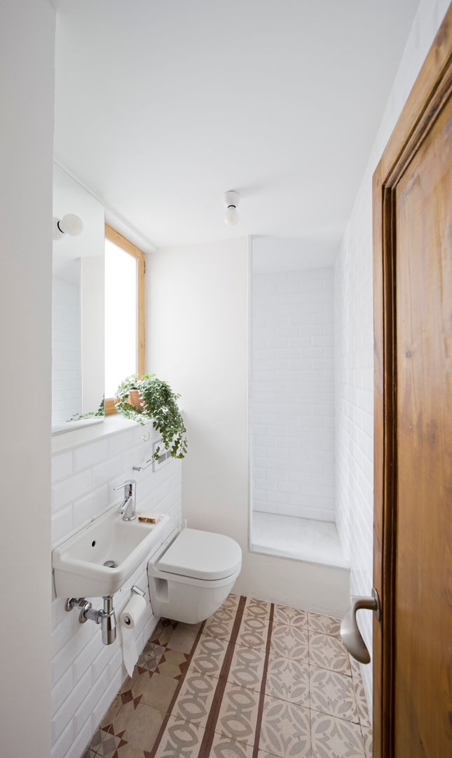 Reforma de una vivienda en la c/ Urgell, Anna & Eugeni Bach Anna & Eugeni Bach Bathroom