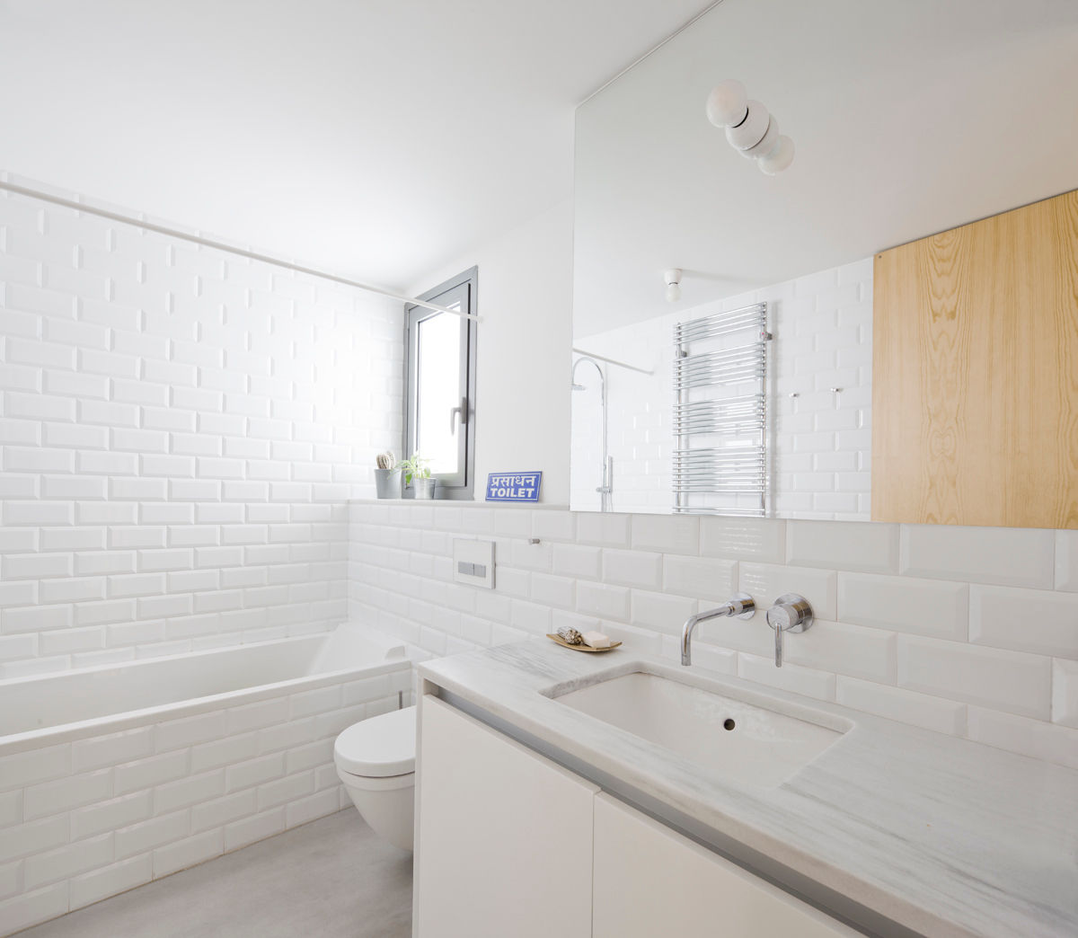 Reforma de una vivienda en la c/ Urgell, Anna & Eugeni Bach Anna & Eugeni Bach Bathroom