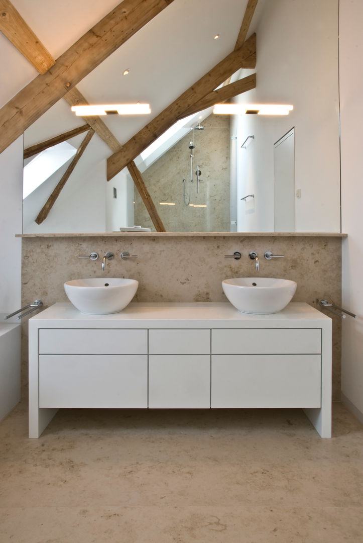 Im denkmalgeschützten Vierkanthof trifft Tradition auf Moderne, Pientka - Faszination Naturstein Pientka - Faszination Naturstein Modern bathroom