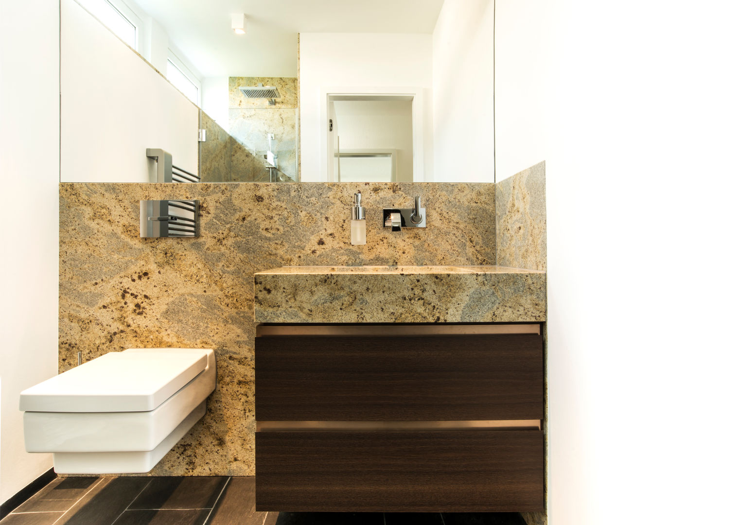 Geometrische Strukturen geben Badezimmern eine klare Linie, Pientka - Faszination Naturstein Pientka - Faszination Naturstein Modern style bathrooms