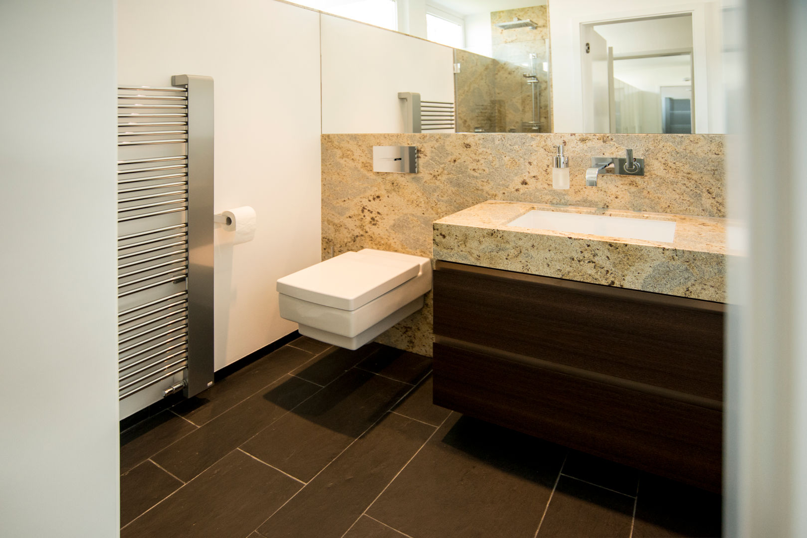 Geometrische Strukturen geben Badezimmern eine klare Linie, Pientka - Faszination Naturstein Pientka - Faszination Naturstein Modern bathroom