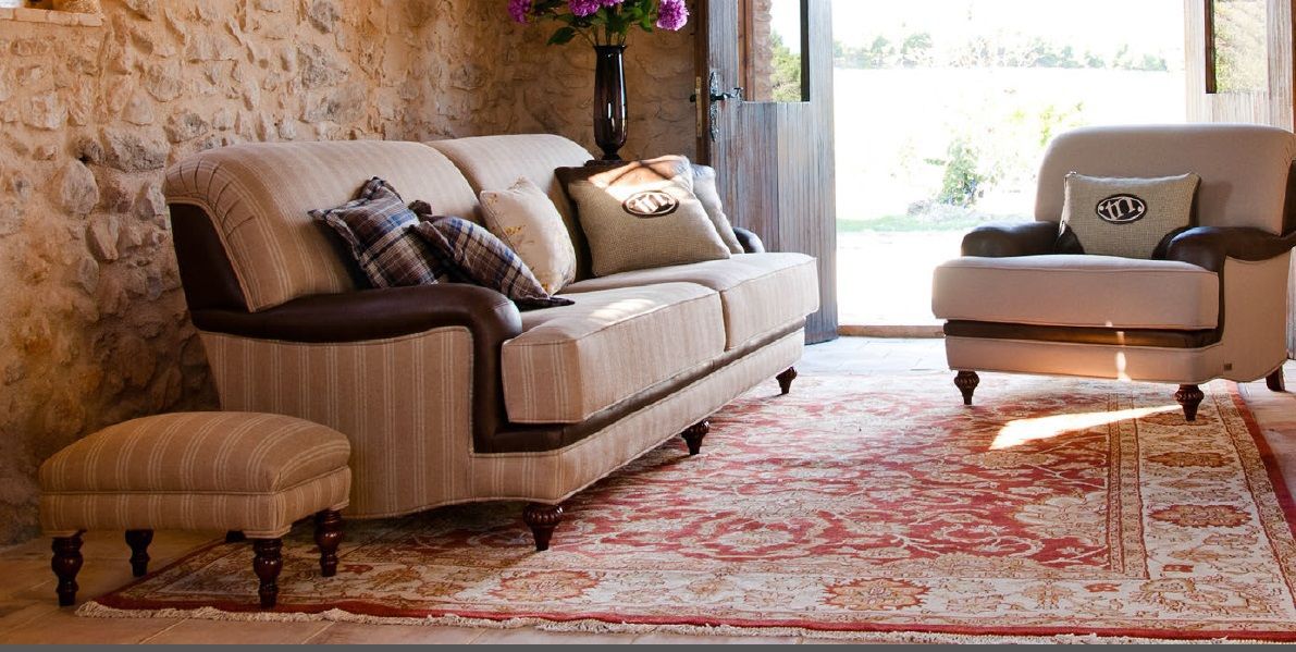 Maravilloso mobiliario en línea clásica, Interiorista María Victoria Mengual Interiorista María Victoria Mengual Classic style living room Sofas & armchairs