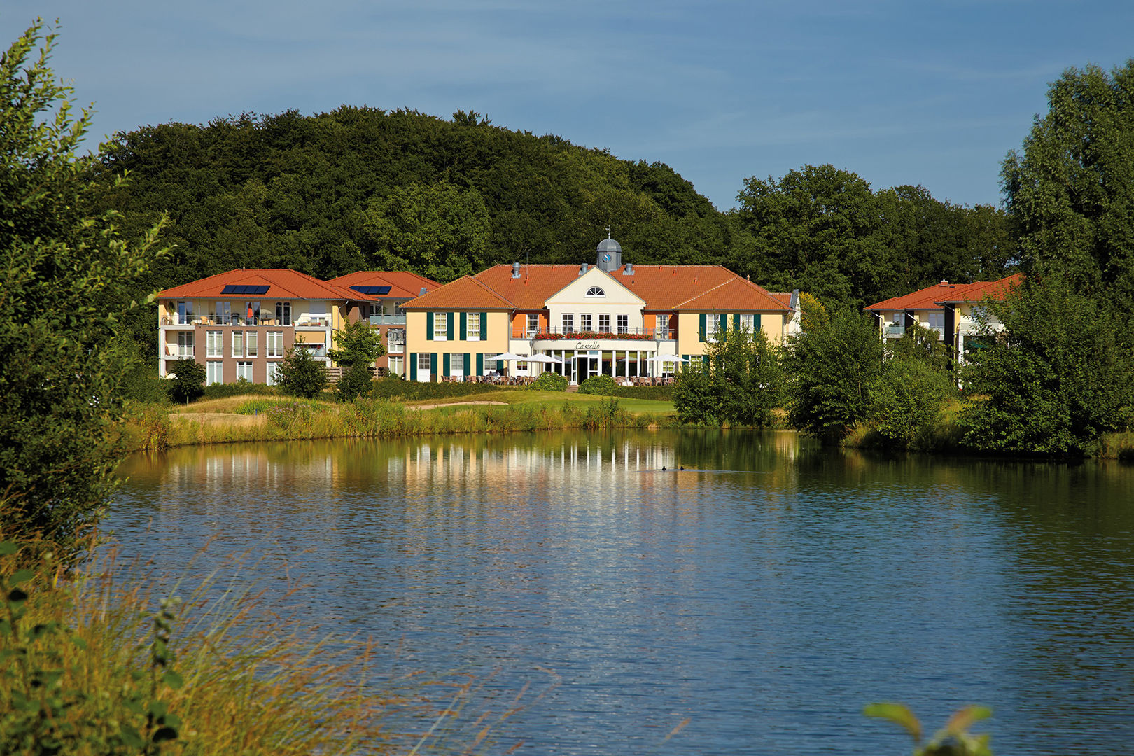 Castanea Estate Stadtvillen, ADANK Bauträgergesellschaft GmbH ADANK Bauträgergesellschaft GmbH Mediterranean style house