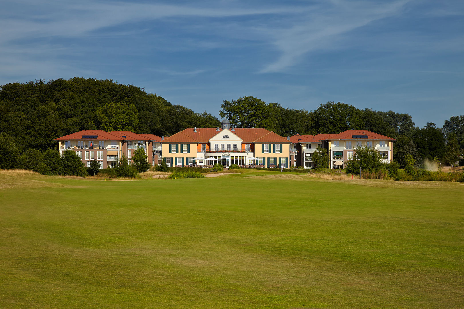 Castanea Estate Stadtvillen, ADANK Bauträgergesellschaft GmbH ADANK Bauträgergesellschaft GmbH Mediterranean style house