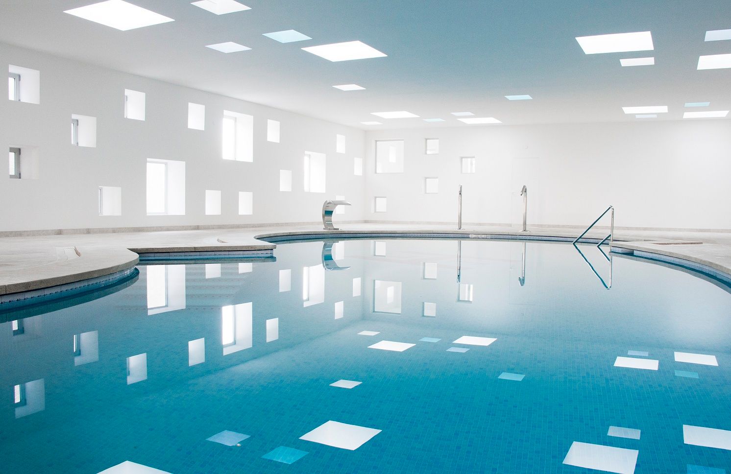 Piscina y Spa para un Hotel en Mallorca A2arquitectos Spa de estilo minimalista Agua,Blanco,Luz,Azur,Encendiendo,Alberca,Arquitectura,Diseño de interiores,Línea,Agua