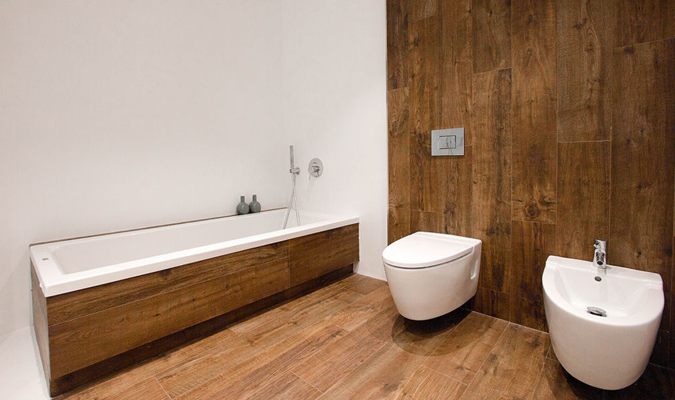 Baño con revestimiento de porcelánico efecto madera - Diseño Chiralt Arquitectos -Casa Gerard Chiralt Arquitectos Baños de estilo minimalista