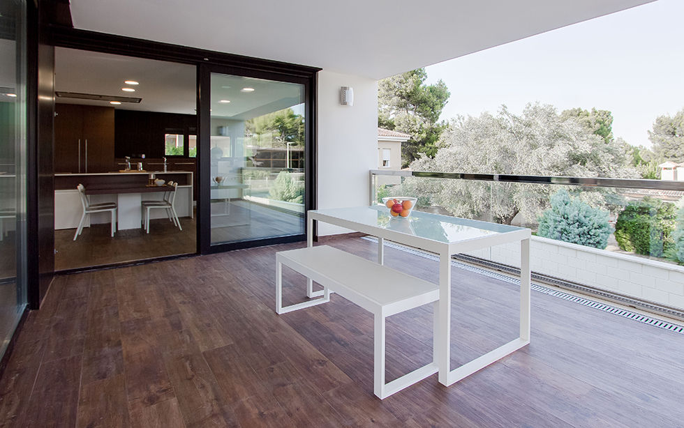 Casa Gerard, una vivienda ecoeficiente , Chiralt Arquitectos Chiralt Arquitectos Minimalist balcony, veranda & terrace