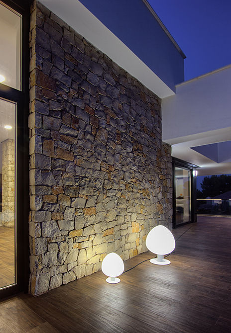 Casa Gerard, una vivienda ecoeficiente , Chiralt Arquitectos Chiralt Arquitectos Patios