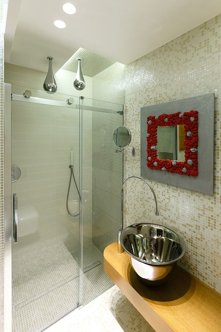 homify Modern bathroom