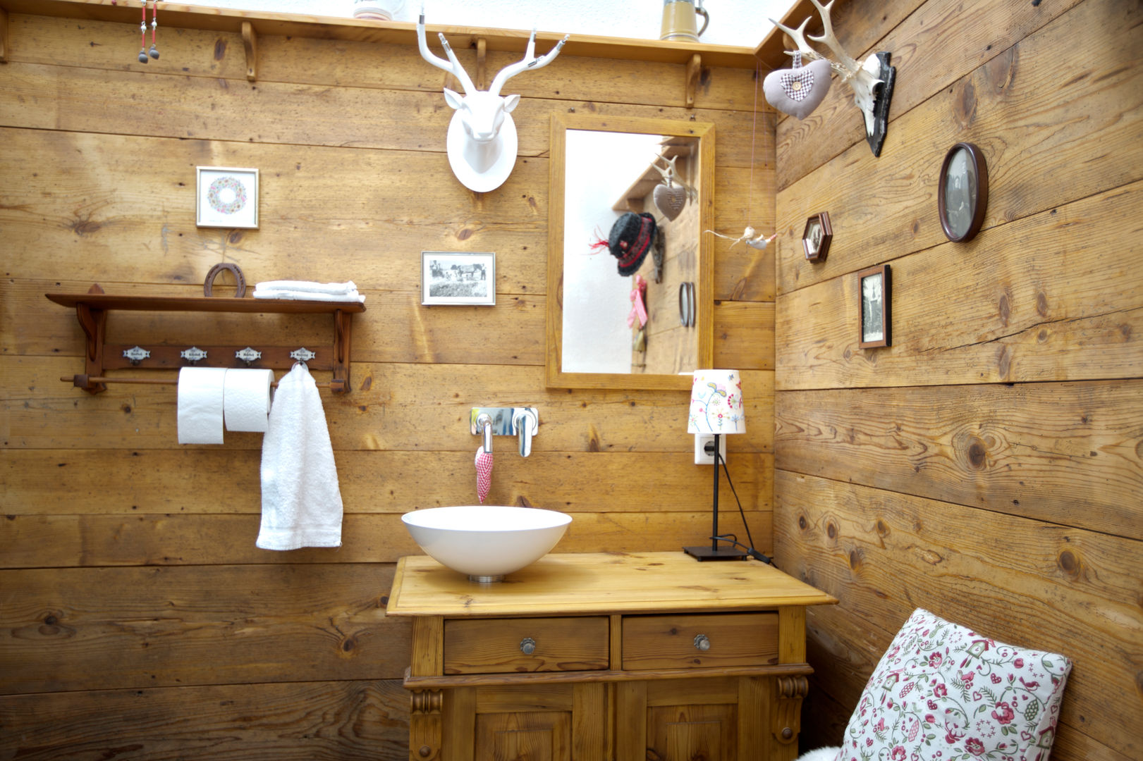 1-Einfamilienhaus, vollmilch. Das Architekturbüro. vollmilch. Das Architekturbüro. Rustic style bathrooms