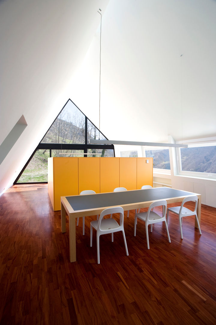 Pyrenees, Cadaval & Solà-Morales Cadaval & Solà-Morales Modern dining room