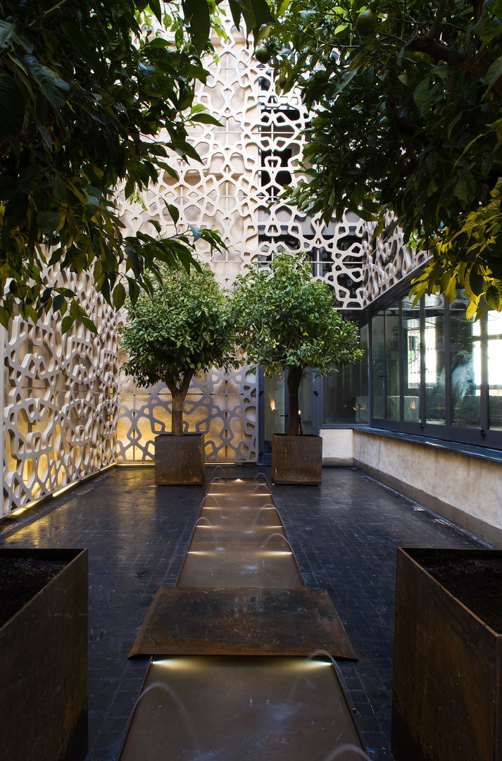 Hotel EME in Seville, Spain, Donaire Arquitectos Donaire Arquitectos オリジナルデザインの テラス