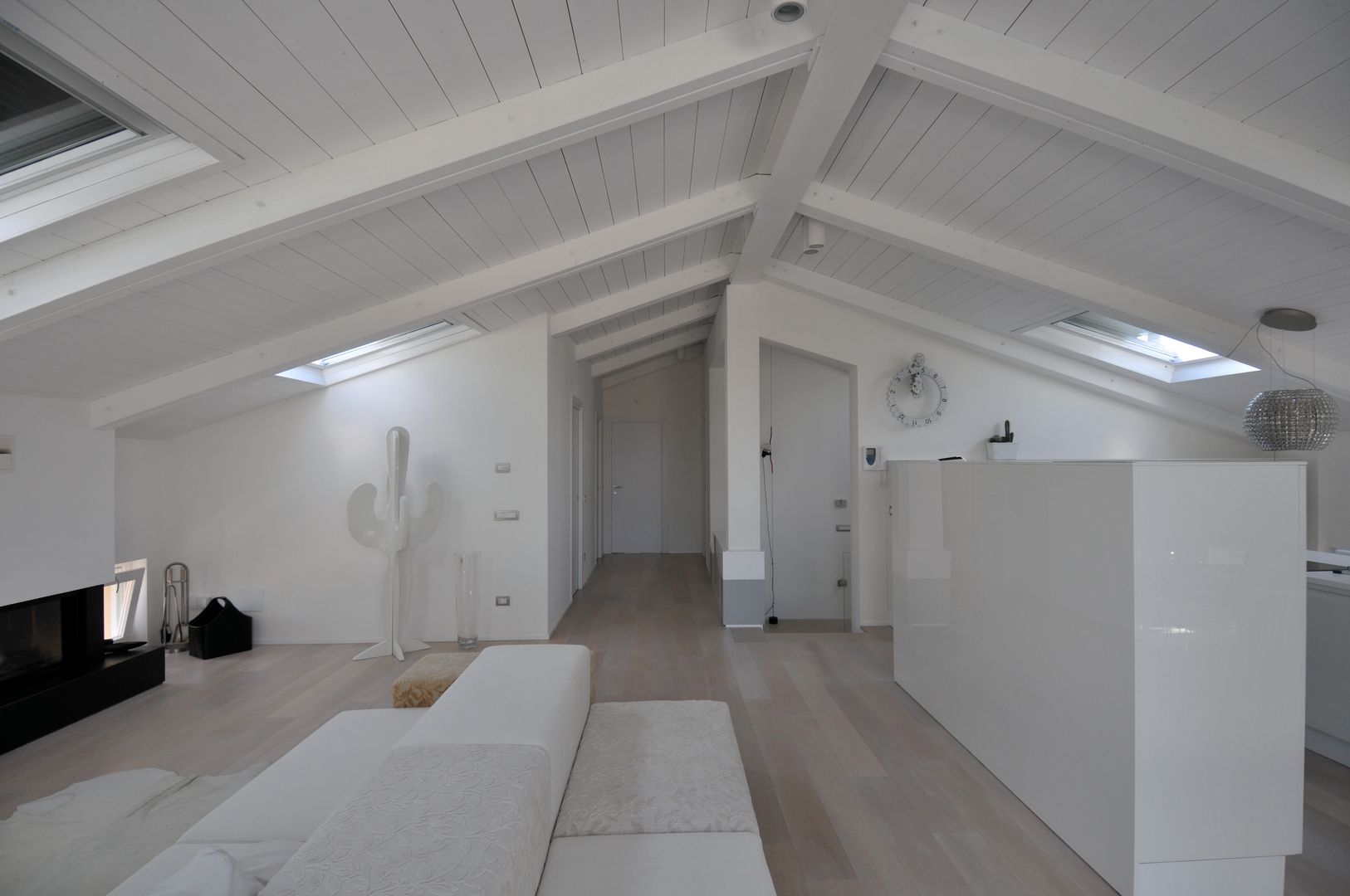 Interior design - White Loft - Treviso Italy, IMAGO DESIGN IMAGO DESIGN Minimalistische Wohnzimmer