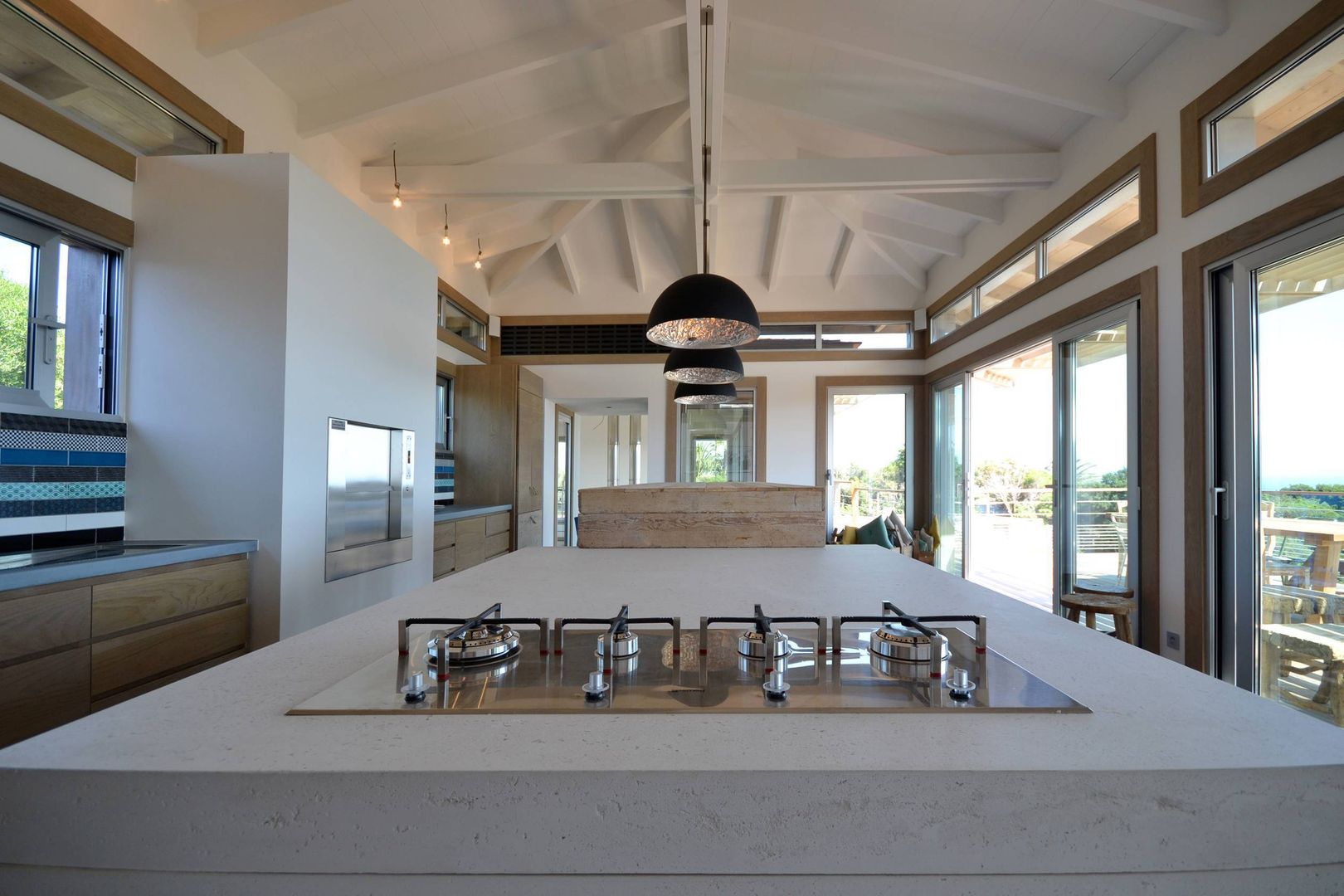 Kitchen in concrete - Spérone's Golf, South Corse Concrete LCDA 現代廚房設計點子、靈感&圖片 長凳套