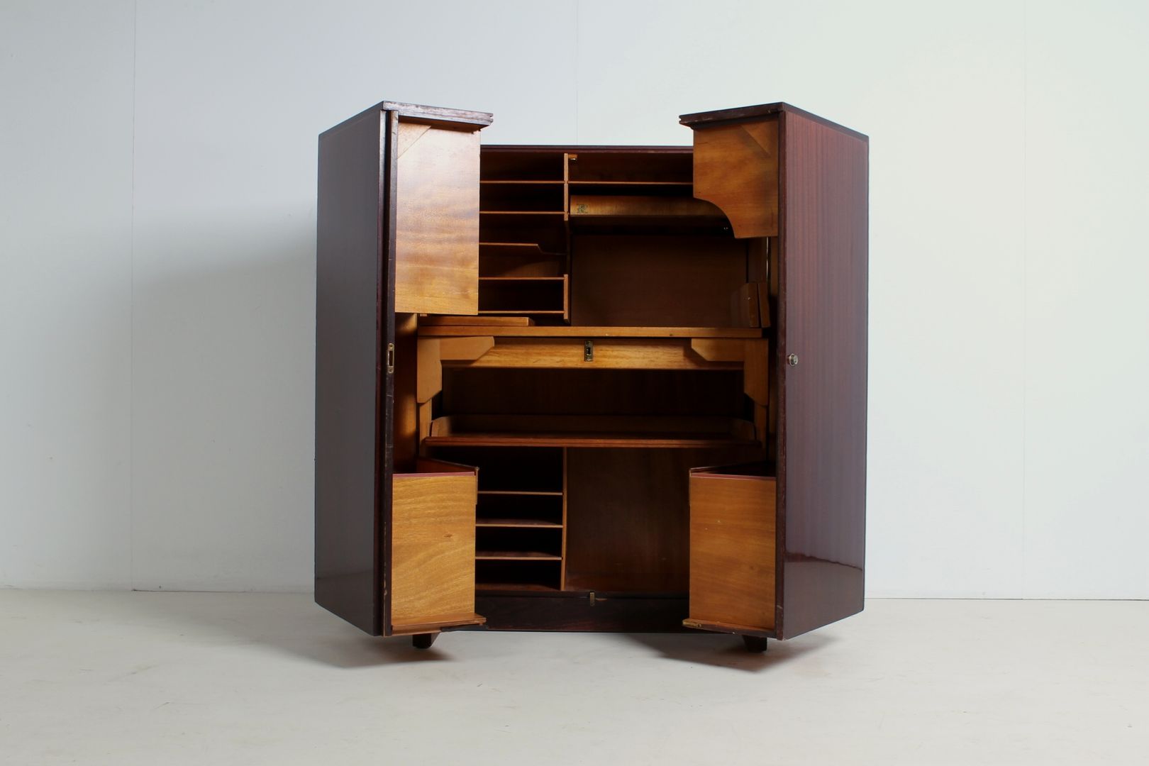 Möbel/Schreibbüro von Mummenthaler & Meier., func. functional furniture func. functional furniture Study/office Desks