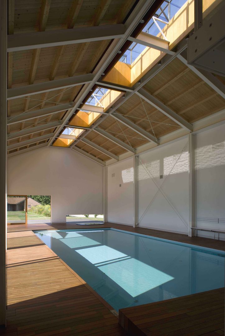 Vista dell'interno della Piscina Coperta Giorgio Pettenò Architetti Piscina moderna Costruzione,Finestra,apparecchio,Ombra,Legna,Interior design,Illuminazione,Pavimento,Rettangolo,Casa