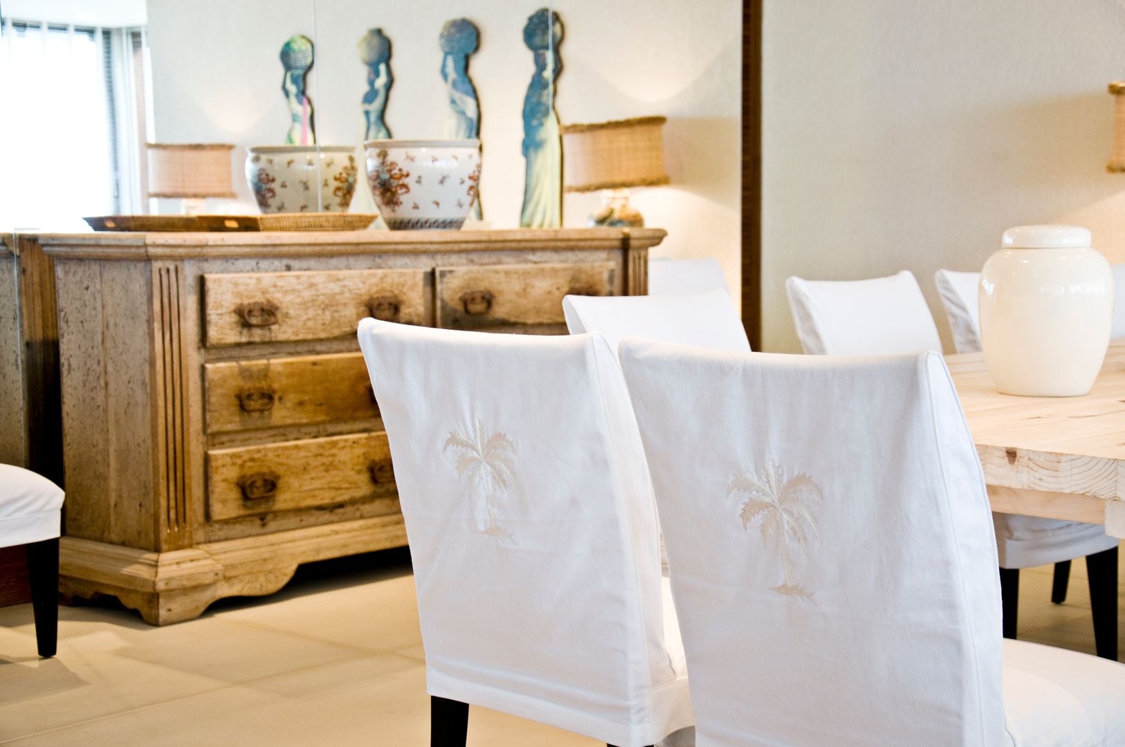 homify Tropical style dining room Dressers & sideboards