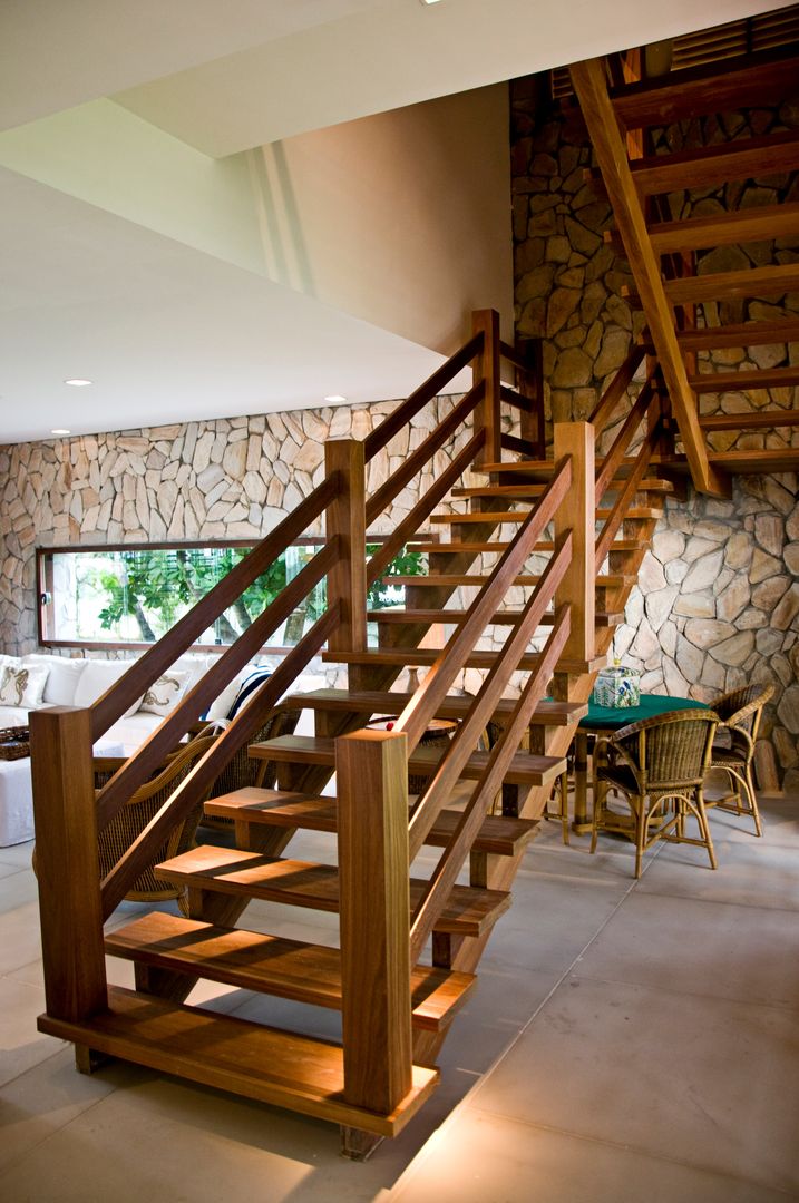 homify Pasillos, vestíbulos y escaleras tropicales