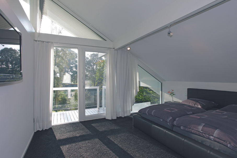 Luxus-Glashaus im Sauerland, DAVINCI HAUS GmbH & Co. KG DAVINCI HAUS GmbH & Co. KG Modern style bedroom